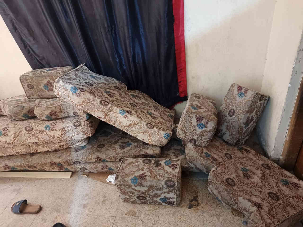 كعده عربيه نضيفه قماش كويتي اصلي ماينزل يرادله بس غسل السعر 200 المكان البصره للتواصل***********
