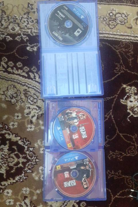 بلي فور سليم نضيف ما مفتوح مع مبرد و ups و ثلاث يدات اثنين اصليات وحده لا مساحه البلي 500gb و يجي ويا لعبتين ريديت و الحرب العالميه الثانيه الجهاز نضيف بدون حسابات و اونلاين تحديث 13.50 سعر 350 الف و بي مجال مكاني بغداد مدينة الصدر قطاع واحد