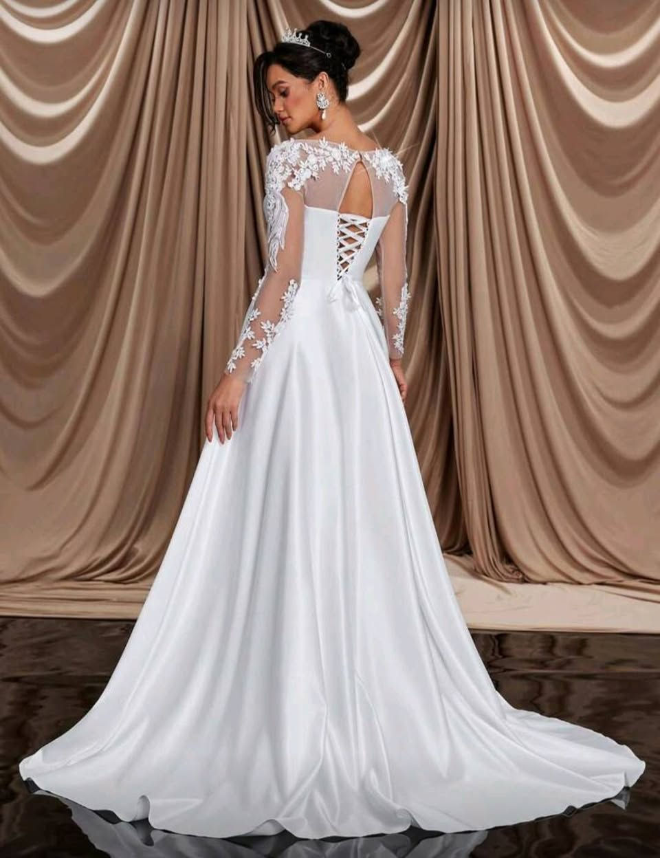 عروض وتخفيضات ناااااار 💰 ⬇️  🥰😍😍😍  يتوفر لدينا فستان زفاف للبيع وملحقاته (برقع صغير نازك + قفص تحت الفستان منفوش اسمه الكرينولين ينفش الفستان باللبس +حماله صدر بيضاء مناسبه للفستان)  👰🏻‍♀️ 
قياسه لارج، ،، يلبس وزن من 50 كيلو لحد 90 كيلو ،، يحتوي على مشد في الظهر ،،، ،،،، اكمامه طويله شفافه بلون البشره مع دانتيل على طول الاكمام ،، الفستان ملبوس مره واحده نظيف جداً جداً 
ب 50 الف دينار فقط يوجد توصيل لكل المحافظات


**إذا كنت صاحب هذا الإعلان وتريد حذفه لأي سبب، رجاءا أرسل رسالة إلى الدعم الفني**