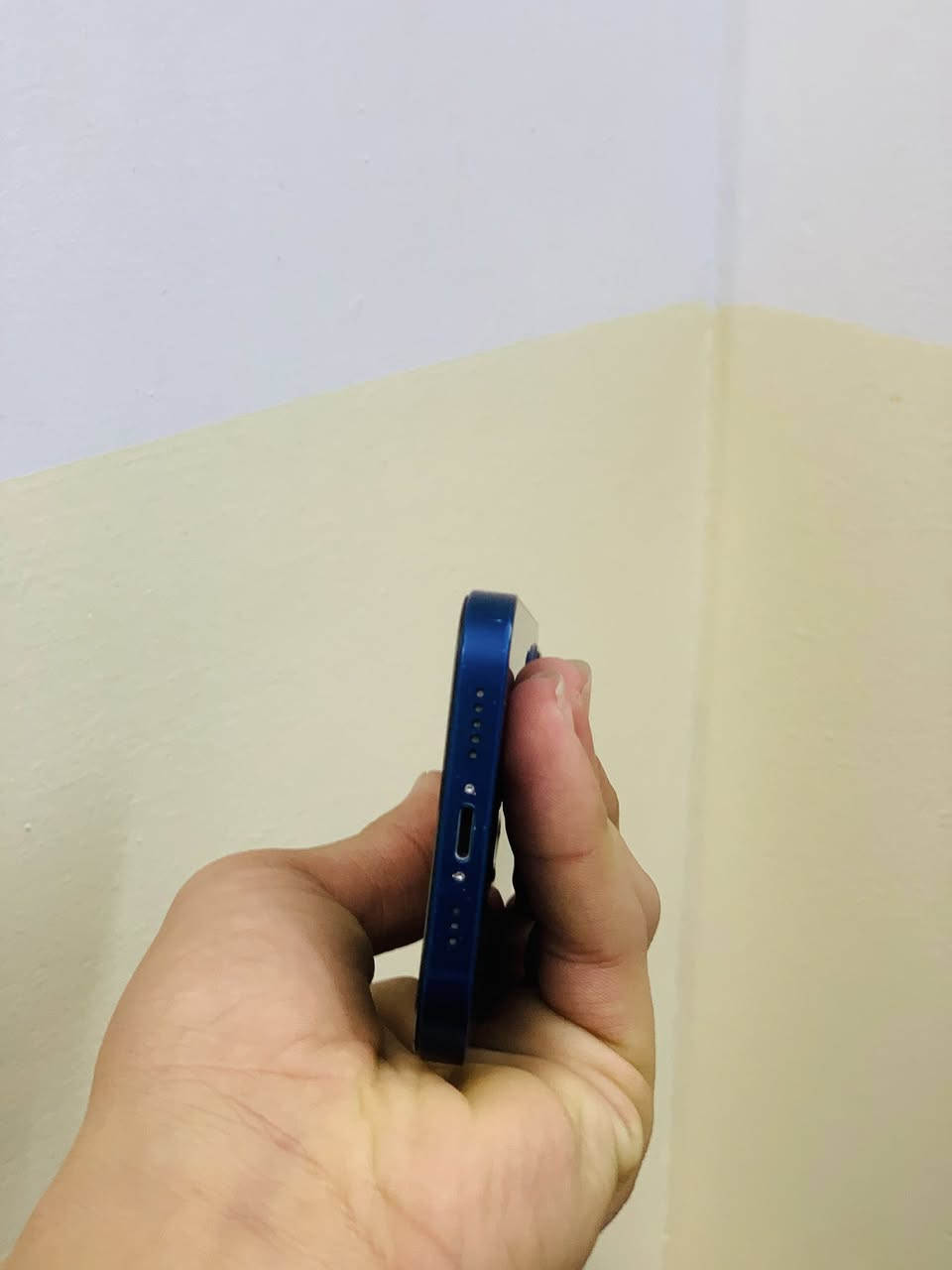 سلام عليكم 
ايفون 12 عادي للبيع 
ذاكره 128 
بطاريه 80 اصليه مل جهاز شرط لا مصعده ولا مبدله 
دبل سيم 
نضافه فوللل100/100
لون ازرك مميز 
كامرات دمعه شرط 
ملاحضه الجهاز مستبدل شاشه وكامرات اصليات شرط 
السعر ب 230 وبي مجال بسيط للشراي 
مكاني موصل حي عدن 
رقمي ***********بي واتساب ومتواجد خاص ب اي وقت
