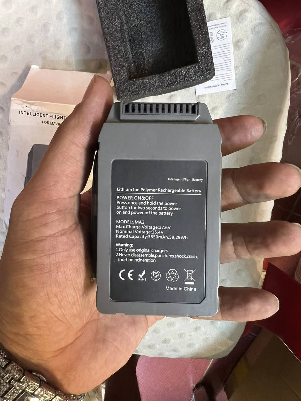 هذه علبة بطارية الطيران الذكية (Intelligent Flight Battery) المخصصة لطائرة الدرون DJI Mavic 2 (المتوافقة مع إصدارات Pro و Zoom).المواصفات الفنية الرئيسية للبطارية:سعة البطارية: 3850 مللي أمبير (3850 mAh).وقت الطيران: يمنحك مدة طيران تصل إلى 31 دقيقة كحد أقصى في ظروف الطيران المثالية.نوع البطارية: بطارية ليثيوم بوليمر رباعية الخلايا (LiPo 4S).الجهد الكهربائي: 15.4 فولت.الطاقة الإجمالية: 59.29 واط في الساعة (Wh).مميزات إضافية:نظام إدارة ذكي: تحتوي البطارية على نظام مدمج (BMS) يقوم بمراقبة حالتها وعرض مستويات الطاقة والحرارة في الوقت الفعلي عبر تطبيق الطيران.حماية تلقائية: تتميز بخاصية التفريغ الذاتي الآمن عند التخزين لحماية الخلايا من التلف، بالإضافة إلى الحماية من الشحن الزائد والتفريغ المفرط.


**إذا كنت صاحب هذا الإعلان وتريد حذفه لأي سبب، رجاءا أرسل رسالة إلى الدعم الفني**