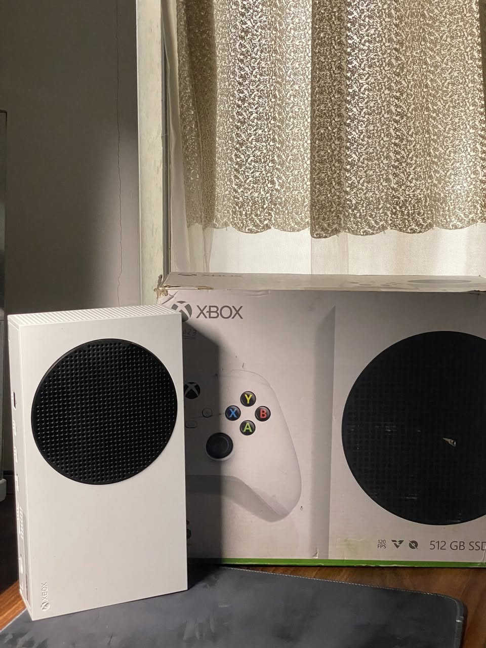 سلام عليكم اكس بوكس سيرير اس نضيف جدا استخدام شهر انتاج 2023 نضافه عاليه لون الجويستك ابيض وبيه ضمان 4 اشهر و صل موجود  وكل غراضه كامله يجي ويا حساب العاب وياه هديه قاعده بطاريه شحن  سعره 410 وبي مجال مكاني كركوك وعندي توصيل وهاذ رقمي ***********
