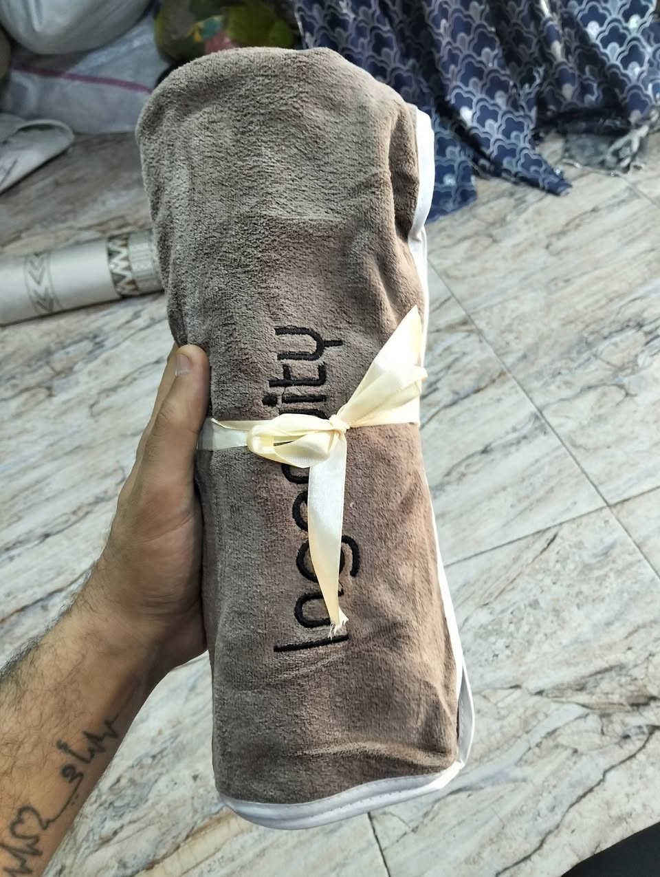 منشفة اصلية السعر 4000
العنوان شارع الجاهزة مقابيل محل كرزات حمودي يوجد توصيل ***********
