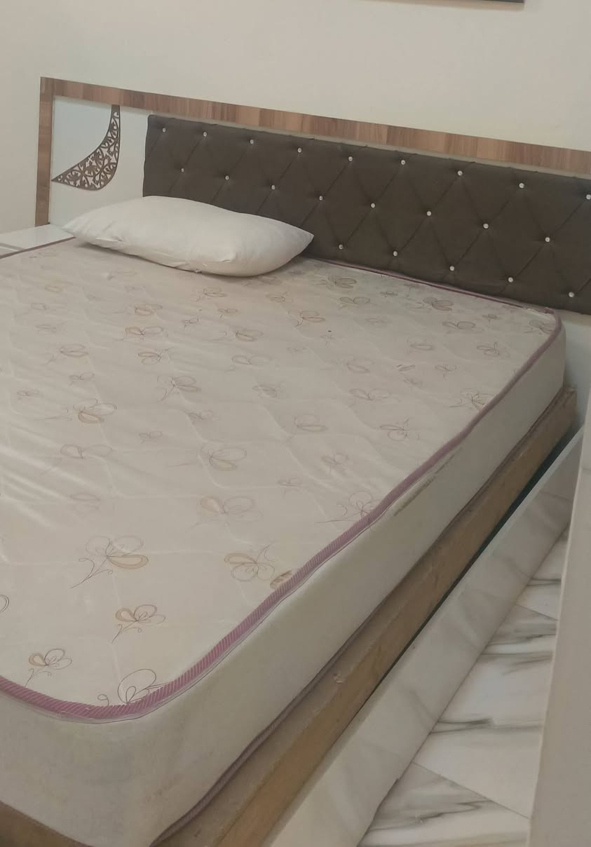 بيت البيع ٥٠متر  العنوان البوبيات عمود ٥٠يم اسواق العائله البيت مع اثاث بنات ٢٠٢٦اثاث هم ٢٠٢٦كامل البيت من كلشي مياء مجاري بيت مرتب حلو بس صاحبه يريد يسافر سعره حلو مكانه ٥دقايق سياره ٧دقايق درجه عن الحرم الشريف *********** البيت يحتولي على غرفتين غرفه ٦في ٤ثانيه ٤في ٣وانص مع مجمع صحيات صاله ٦في ٤مع مطبخ ٤في ٣وانص مع منور ٢في ٢حمام ارضي ٢في ٢
