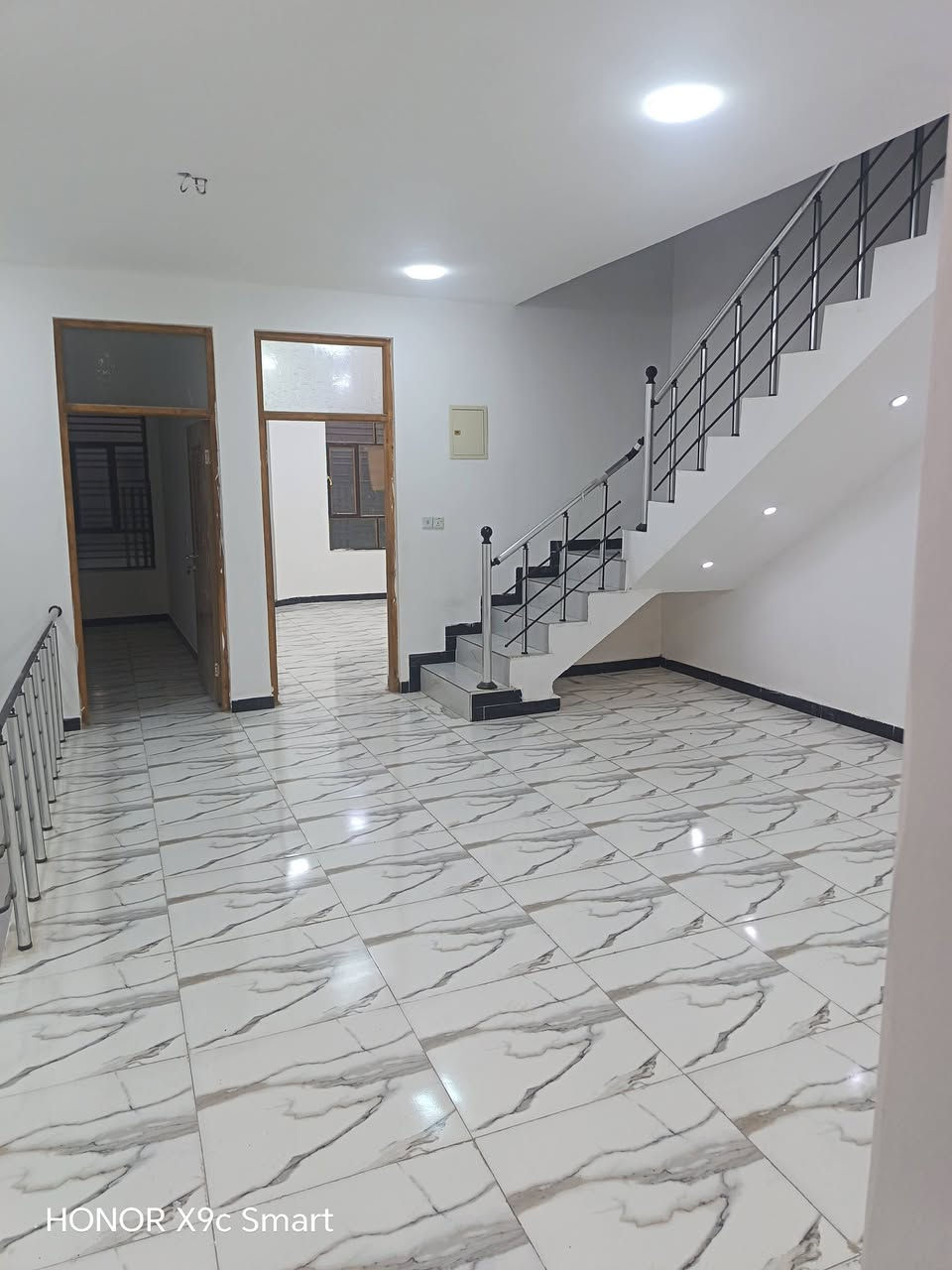عقار للبيع مساحة ١٥٠متر واجهة ٧/ونص يتكون من ٤غرف نوم وصالة وهول ومطبخ وخدمات بيت جديد ارضية مرمر موقع ممتاز ديوان المخابرات قرب حي جهاد وقرب شارع ٦٠اي الاستفسار على هذا الرقم ***********
