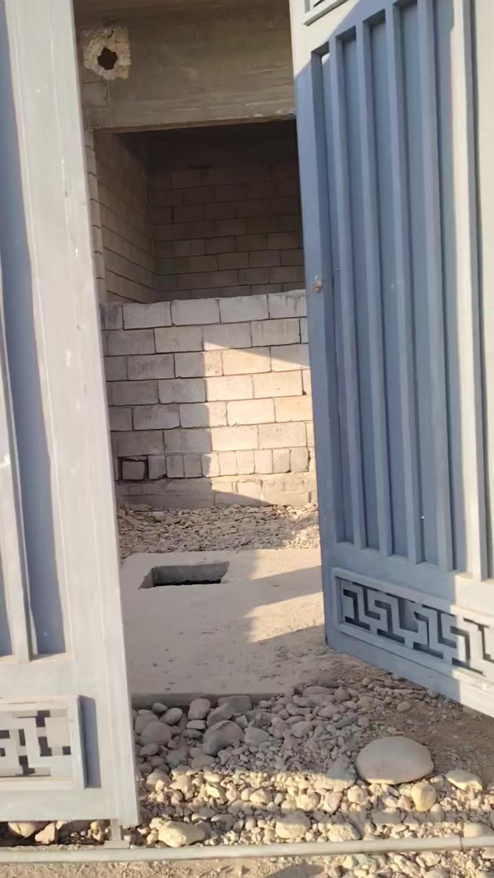 يوجد حصريا هيكلين للبيع مساحه الواحد 150 متر يبعد عن شارع ادهوك مقابيل اسواق ابو يوسف 50 متر اساس بعد لو  اساس بعد لو شغل درجه اولى كم الخدمات ماء كهرباء تبليط سعر الواحد 75 وبي مجال للاستفسار انصال على الهاتف *********** بي واتساب ***********
