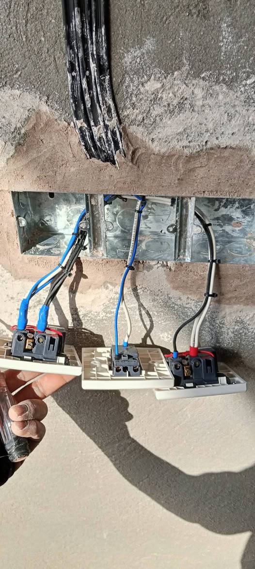 سلام عليكم
من رخصت صاحب الكروب 
كهربائيّ متفرغ بحاجه للعمل 
او اعمل بجور يوميه 
بغداد المعامل ***********
