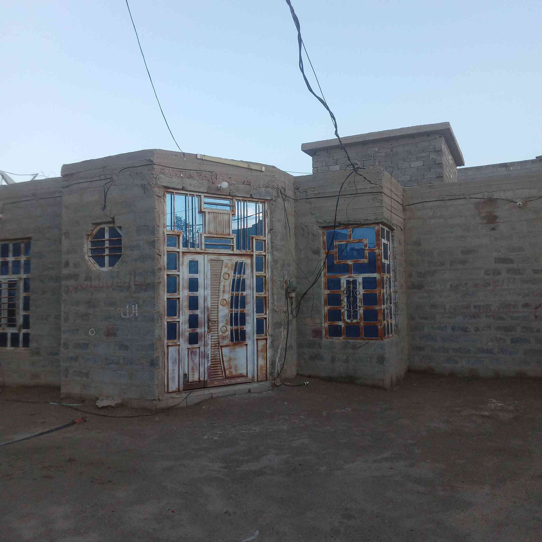 بيت للبيع بناء ٢٠٠١٣ بلوك مساحه لقطعه ٥٠٠ متر يتكون لبيت عدد القرف ٣ + هول واستقبال و صاله مطبخ خارجي عدد لصحيات ٢  رجالي ونساءي طايق واحد بيتونه مبنيه كامله لبيت كامل بداخل باقيله فقط ارضيه السعر ٥٥ وبي مجال  منطقت حي لسلام شارعه ١٥م  قريب عشارع  ٣٠ رايح للمجمع ***********
