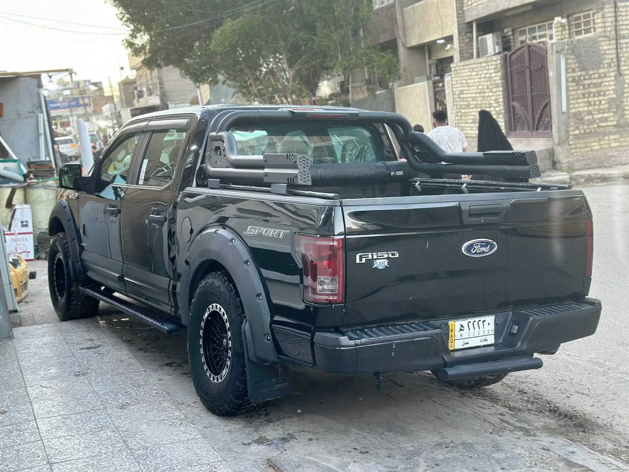فورد f-150محدث رابتور موديل 2016 تاير وويل جدد سيارة موصفاتها موضحة بالصور شاشة طويلة نقصها نفخات جاملغات جمالية لا اكثر ، ويرادلها سمكرة بسيطة ،مكاني بغداد البياع ***********
