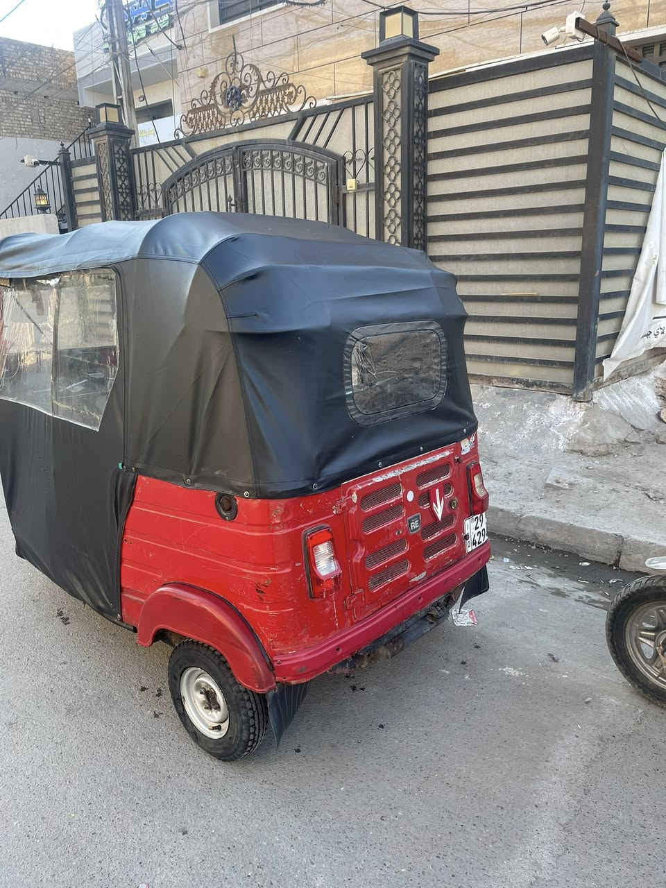 السلام عليكم تكتك للبيع موديل 2018 شهر ال 11 رقم و سنويه انگليزي بأسمي تكتك خير من الله جاهزه كبل للشارع كلشي مبدل بيهه جديد  مكينه مفتوحه مكاني بغداد الدوره
***********
