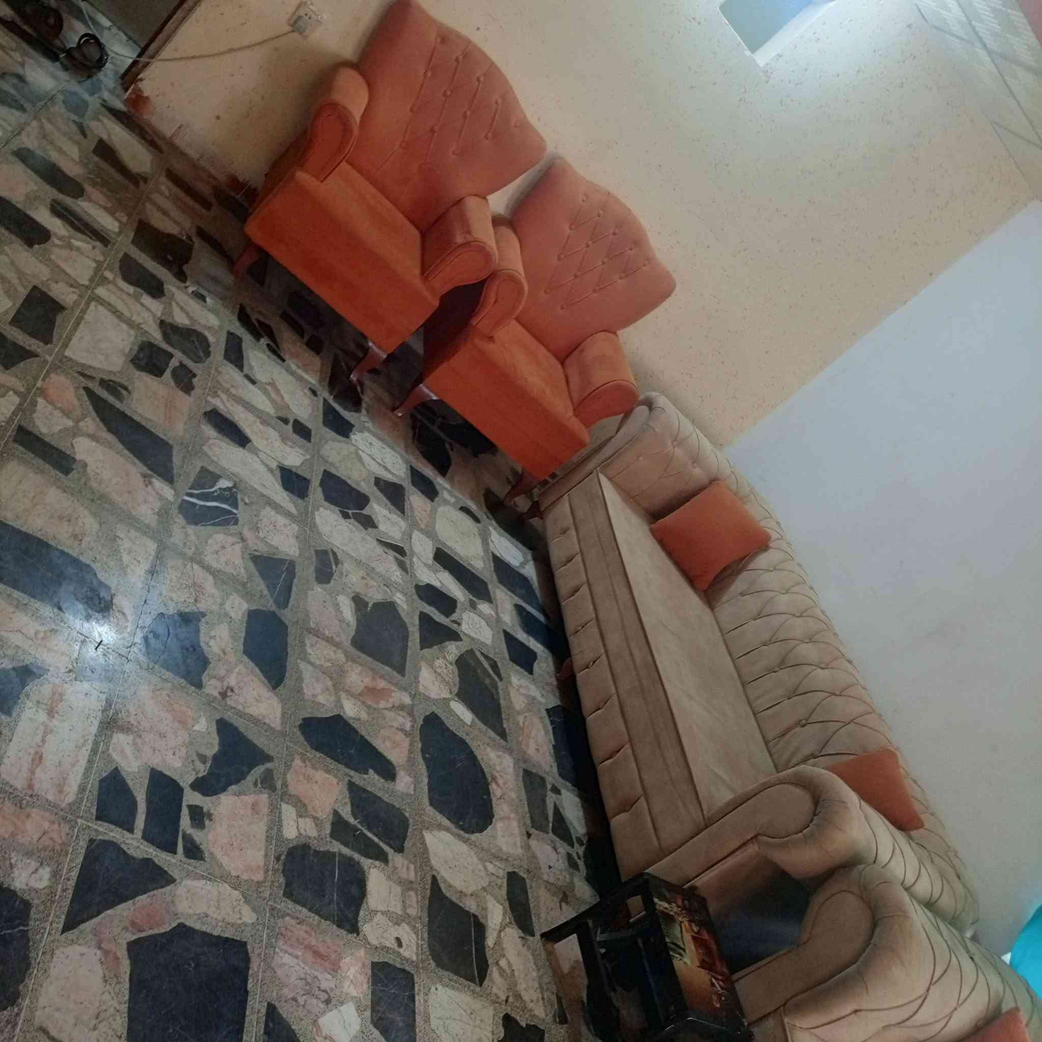 السلام عليكم تخم 8 نفر كلش نضيف للبيع ب 150 الف العنوان شهيدان زركته قرب جامع مفتي رقم ***********
