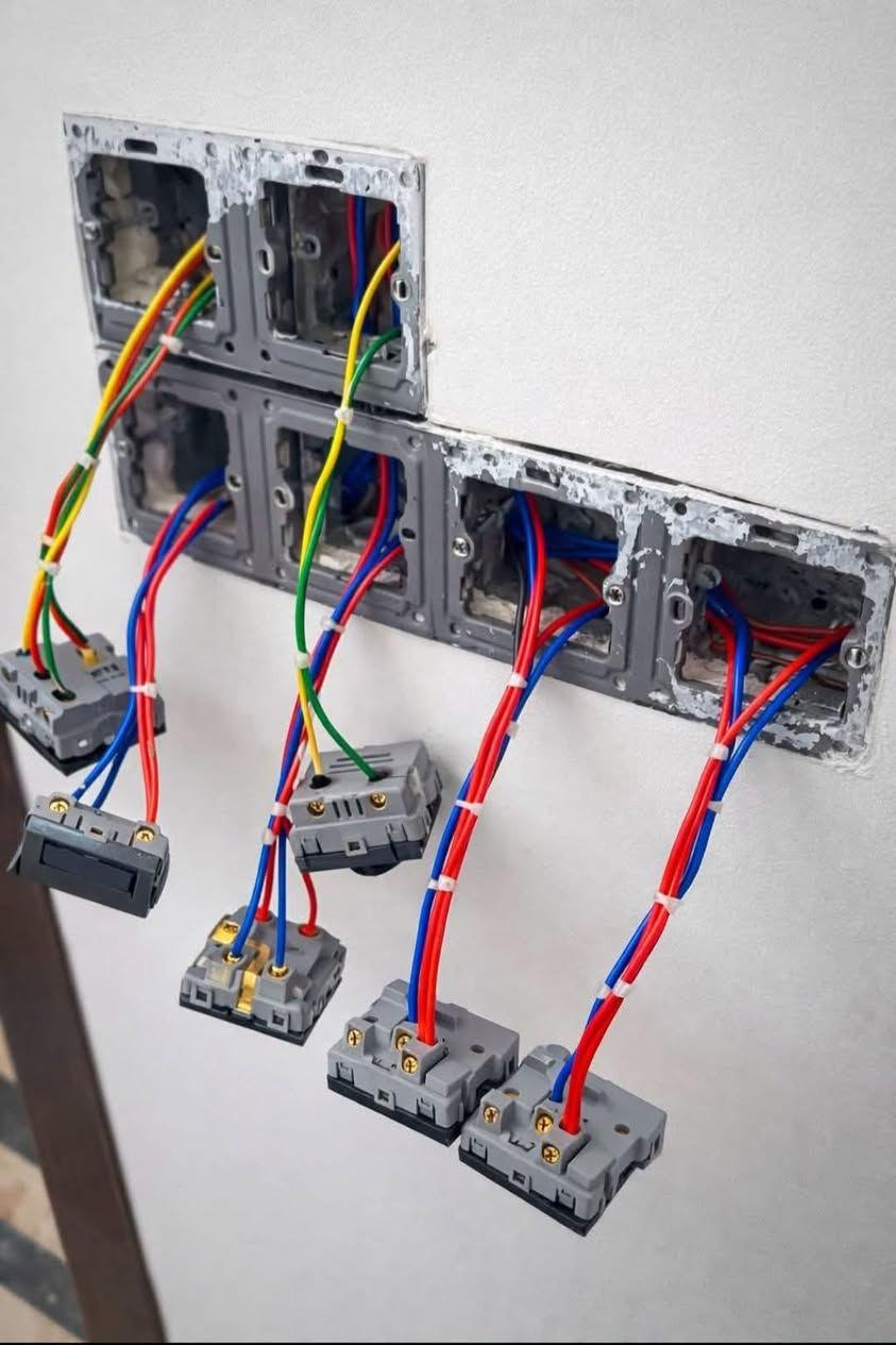 تأسيس صح.. يعني راحة بال للمستقبل!🛠⚡️
من أهم مراحل بناء البيت هي التأسيسات الكهربائية الصحيحة قبل الصب. شغلنا يعتمد على التخطيط الهندسي وتوزيع الأنابيب بمسارات مدروسة تضمن سهولة سحب الأسلاك وحمايتها مستقبلاً شنو الي اتريده موجود شغل ظاهري دفن بواري للاستفسار اتصل (***********) متواجد وتساب هم
