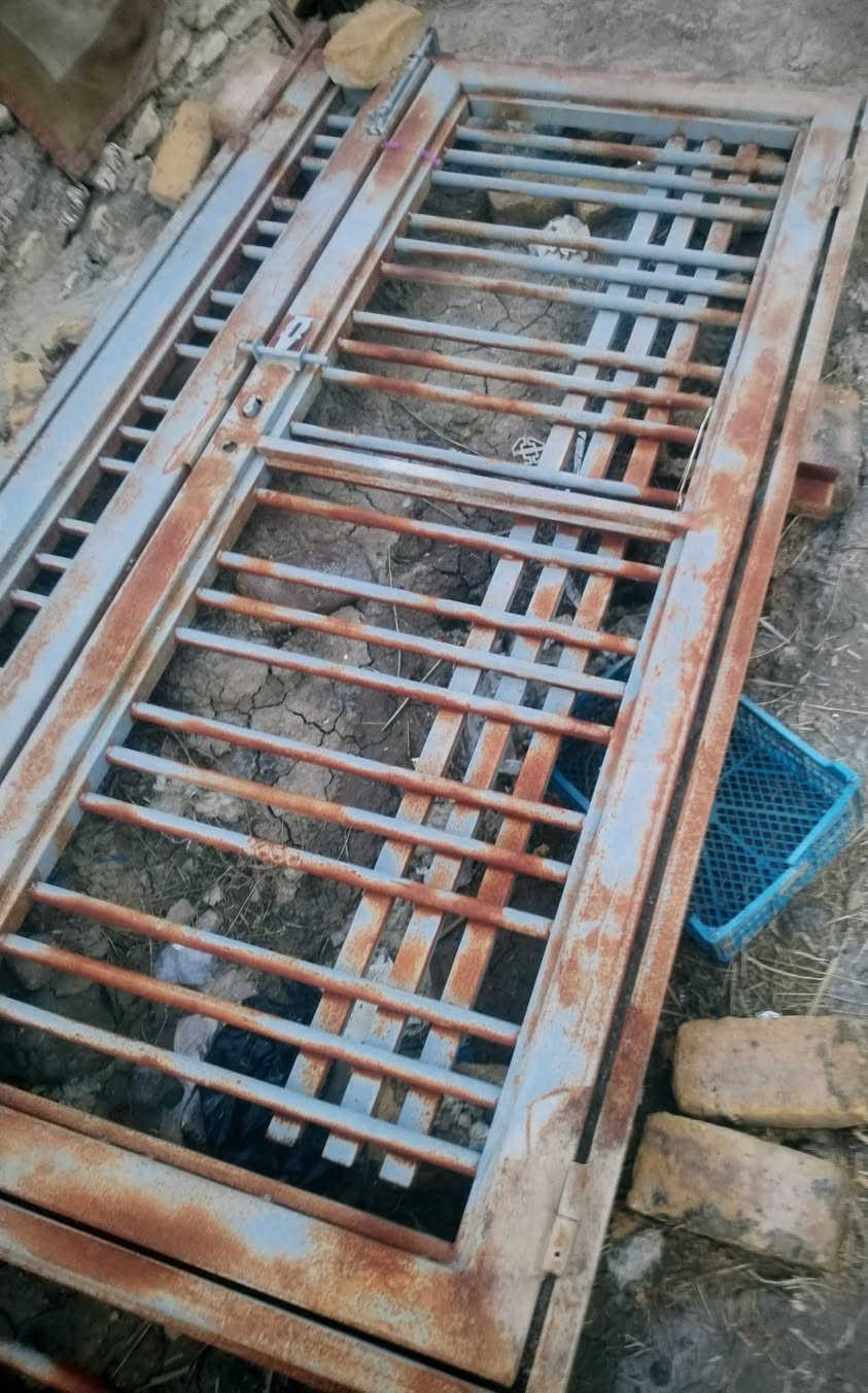 بيبان للبيع حديد درجه اولا
واحد طول 3متر وعرض متر وربع واثنين مترين و80وعرض متر وربع واحد طول مترين وعرض متر وربع 
سعر قيم وخذ 
***********وتساب
