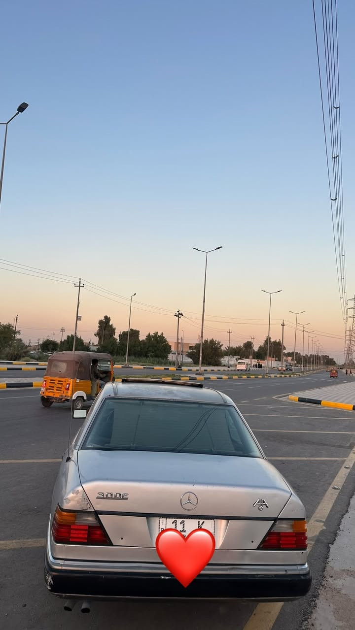 سلام عليكم سيارة مارسدس دب للبيع موديل 92 رقم بغداد تحويل ثاني يوم مكينة ڤيڤتي 3000/ سيارة فتحة سقف كهربائيات كلهة شغالة السيارة تعمير جديد خير من الله السعر 65 وبيهة مجال بسيط مكان واسط رقم ***********
