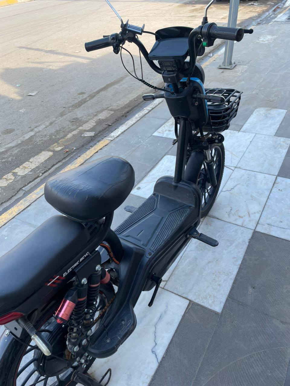 سلام عليكم من رخصت الادمن 
دراجه شحن.البيع خمس بطاريات حجم بطارية32 دراجه نضيفه بطارية جديدة جاهزة من كلشي 
الاستفسار اتصل على رقم 
***********
