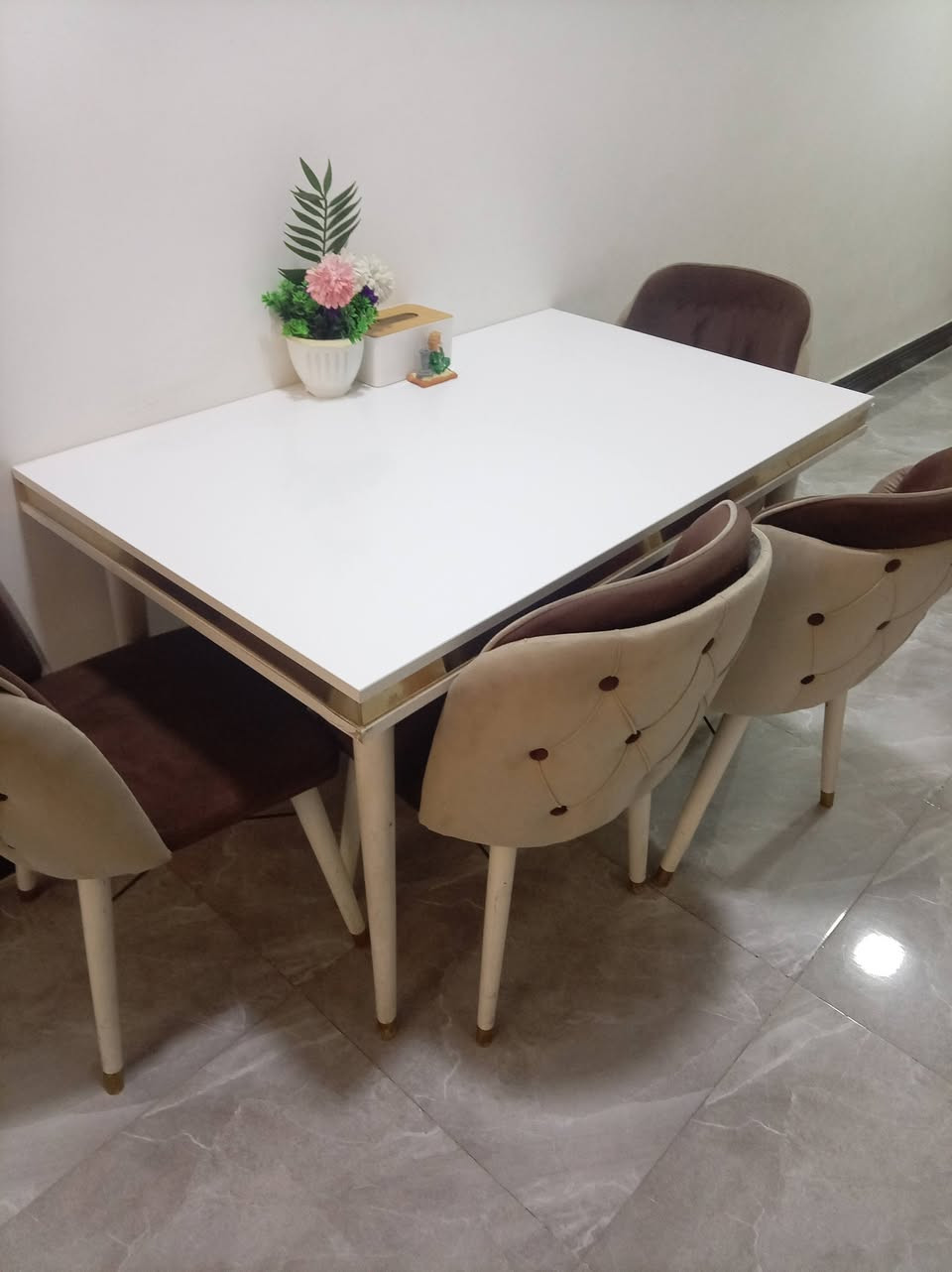 ميز  طعام للبيع نضيف جدا أربع كراسي السعر ٢٠٠وبي مجال الاستفسار الاتصال برقم ***********
