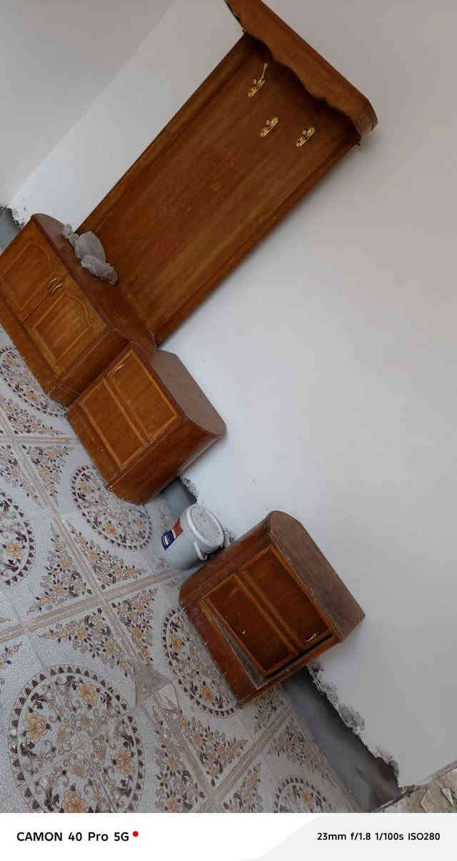 سلام عليكم غرفه تزكام للبيع كامله نقص كنتور فقط حلوه وما نقصه شي  للبيع مكاني حله ناحيت نيل سعره ١٧٥ رقم ***********
