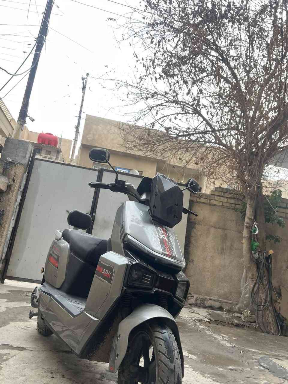 السلام عليكم
 دراجه شحن ABK مال مؤيد طيارة جديدة مصارلها 5 اشهر يمي 
 لايت عدسه 
زنون عالي ناصي 
بريكات هيدروليك خلفي امامي.   
صاروخ بل مشي  
6بطاريات مسطرة دراجه حلوه و ناعمه بل مشي  و تمشيك بل شحنه الوحده 80كيلو متر    السعر مليون او بدل جي تي ار بانزين 
   مكاني بغداد استفسار ***********

