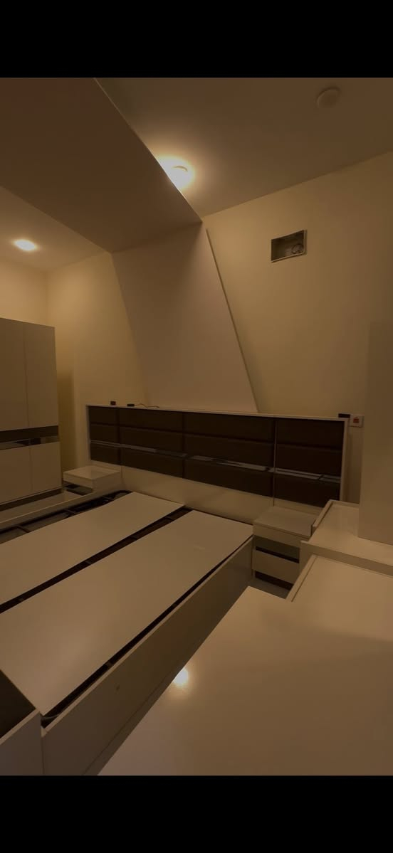 غرفة نوم منشأ تركي اصلي للبيع بعدها جديده 
نسبة نضافتها  95 
كامله اي نقص مابيه استعمال 6 اشهر فقط 
الي يريده يراسلني خاص او يتصل 
***********
يوجد توصيل وشد اذا حابين
