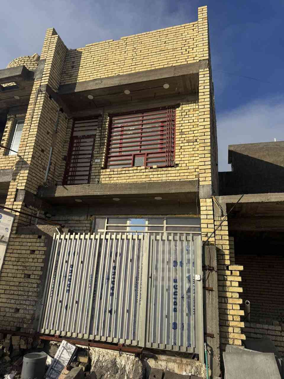 دار للبيع غزاليه نهاية شارع المركز مساحته ٥٥متر اراضي النزاهه الف خدمات كامله فقط تبليط ماكو يبعد عن شارع المركز دقيقين تواصل وتس اب ***********
