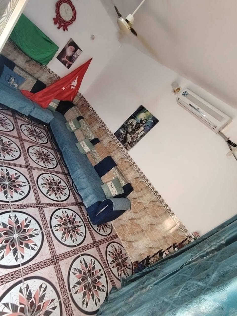 بيت للبيع مساحته ١٠٠ م طولاني البيت قاطين مقابيل ساحه
حي الفنانين قرب مدرسه نسيم ميسان
للاستفسار الاتصال ع الرقم ***********
