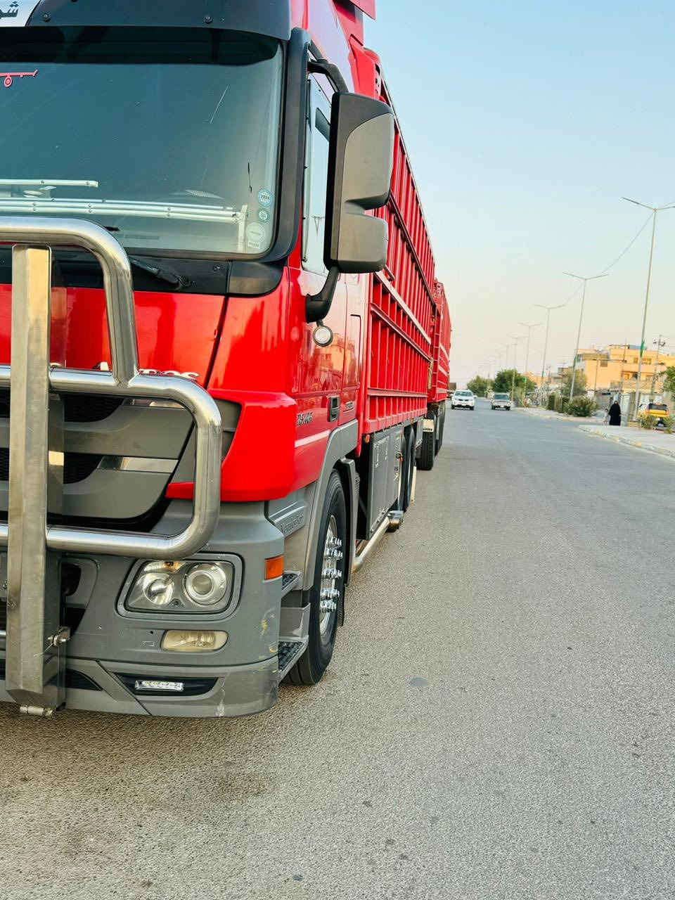 سلام عليكم
اكتروز حاجب 2011 
قاطره ومقطوره مربوطة وكاملة 
فول مواصفات للاخير  
سقف ليزر 
دبل منامية 
ثلاجة 
رتايدر 5 طكات 

تخم تاير راس وعربانة 
تخم ويل كروم راس وعربانه 
 
العنوان بغداد
للأستفسار 
0780 229 2222
