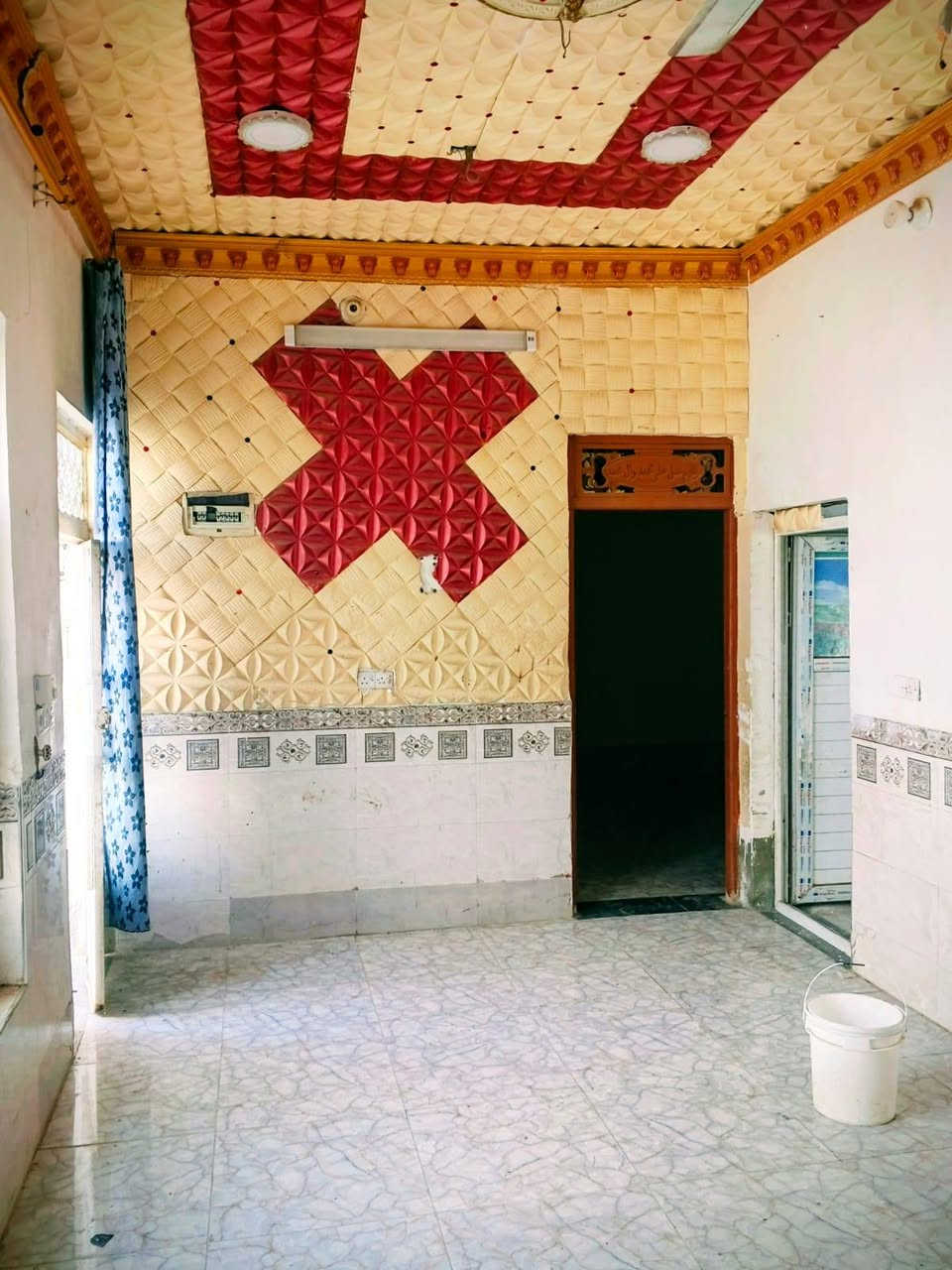 السلام عليكم البيت للبيع  خلف اصباغ الكرستال 
100 متر مربع واجهيهه 10 والنزال 10 
غرفه وحده .صاله .استقبال .مطبخ.صحيات داخليه  وخارجيه 
معروض ب20 وبي مجال لشراي 
***********
