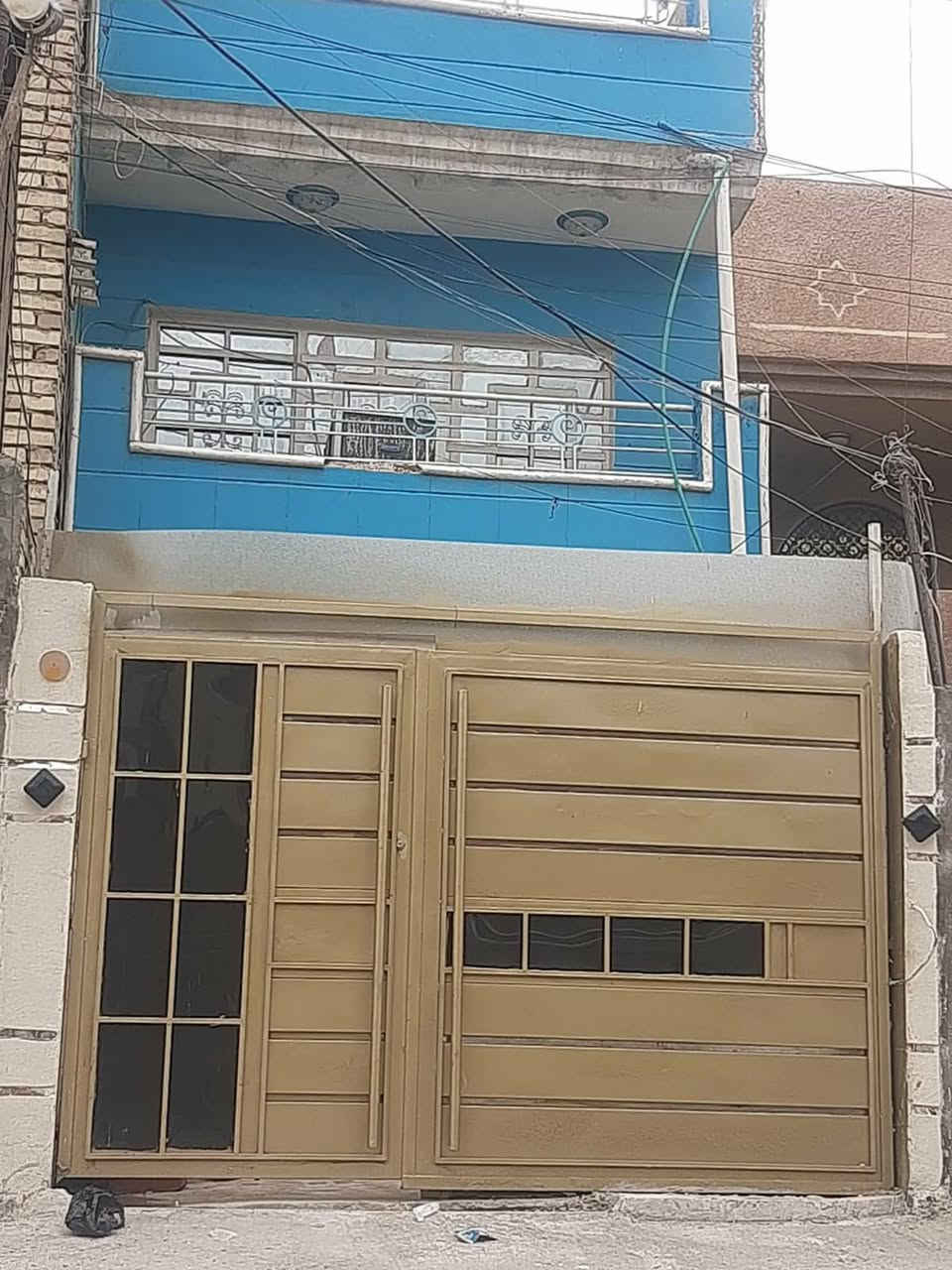 مشتمل طابو صرف للبيع
للباحثين عن السكن المريح أو الاستثمار المضمون، للبيع مشتمل "واقع حال" بموقع استراتيجي ومميزات استثنائية في بغداد.
​✨ أهم مميزات العقار:
​المنطقة مخدومة تماماً ولا تفيض نهائياً بوقت الأمطار.
​مستوى البيت أعلى من منسوب الشارع (مأمن تماماً).
​📍 الموقع: بغداد - الاورفلي مجاور منطقة  الحبيبية (قرب مدرسة النوارس الأهلية المختلطة و مركز السلام الطبي، وقرب سوق الدجاج) - موقع حيوي وقريب من كل الخدمات .الكهرباء ميزانية ٣ فيز وماء صافي وماء خام .
​الأبعاد: واجهة 4م × نزال 22م (مع تداخل 8م2 نهاية البيت حسب المخطط)  .
​التوزيع:
​الأرضي: كراج وw.c خارجي ، استقبال، مدخلين منفصلين لخصوصية تامة، هول، مطبخ، حمام، منور.
الطابق ​الأول: غرفتين نوم، w.c، بالكون، بيتونة ، سطح صغير.
​الثاني: سطح .
​السعر: 175 مليون (طابو صرف جاهز للتحويل).
📲 للتواصل والطلب: *********** (متوفر واتساب).

