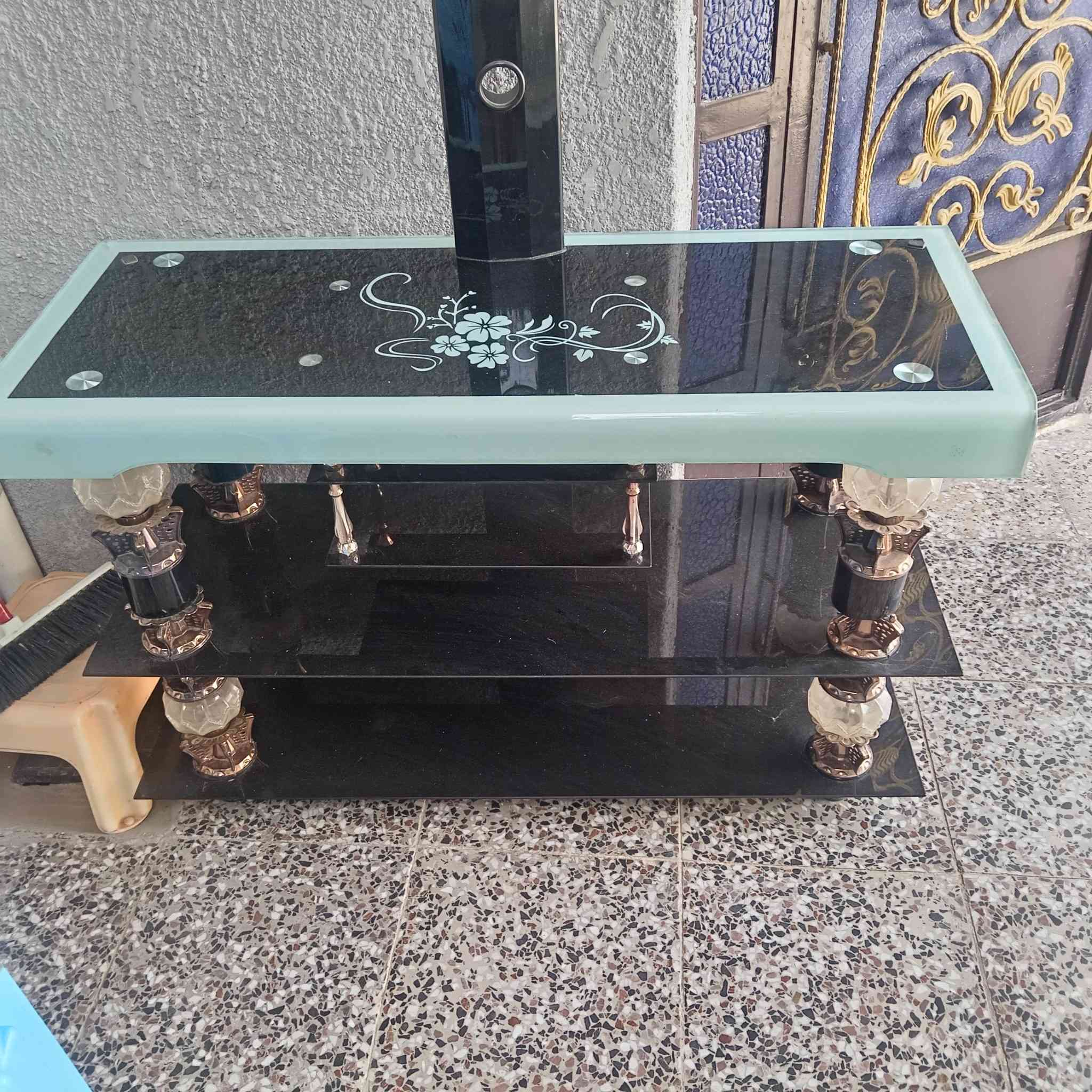 ميز للبيع
سعر30الف وبي مجال... 
***********
***********
