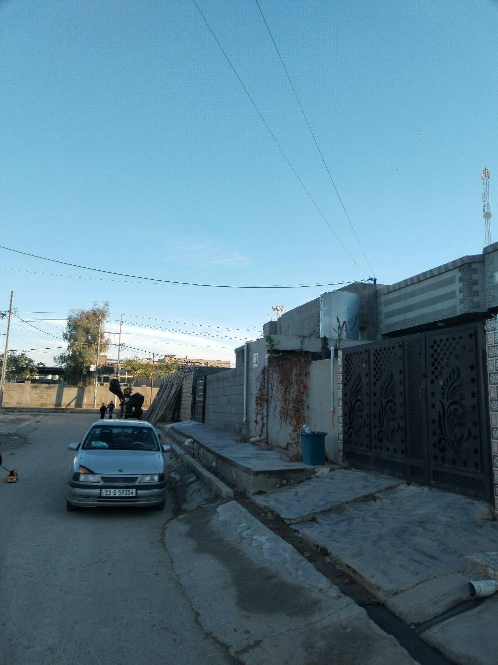 سلام عليكم
دار للبيع في الصالحي يبعد ١٠٠ متر من جامع الصالحي خدمات كامله تبليط ومجاري المساحه ٢٠٠ متر يتكون من كراج وحديقه واستقبال ومطبخ وهول و٣ غرف نوم واحده طابق ثاني مساحتها ٩ *  ٤  صحيات داخل وخارج حتى ستايكر مشتغلينه اعلى واحد بالفرع سنه البناء ٢٠٢٠ فول سيراميك فقط سقف ثانوي وصبغ بعد مامشتغلينه السعر ٦٢ 
***********