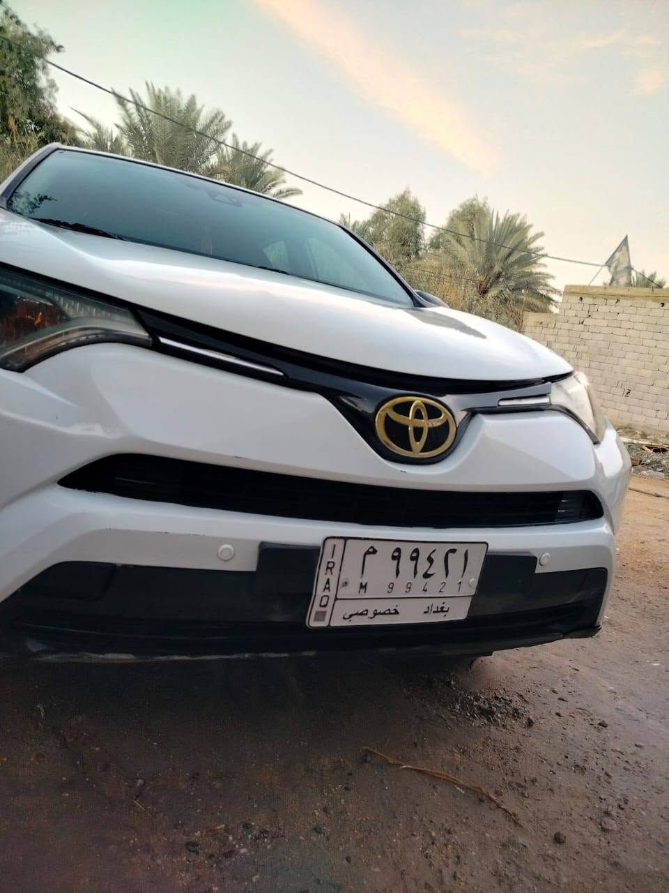 السلام عليكم  سياره تيوتا راف فور 2018 وارد امريكي  حادثها جاملق  150   واتس اب او اتصال عله هذه الرقم ***********

