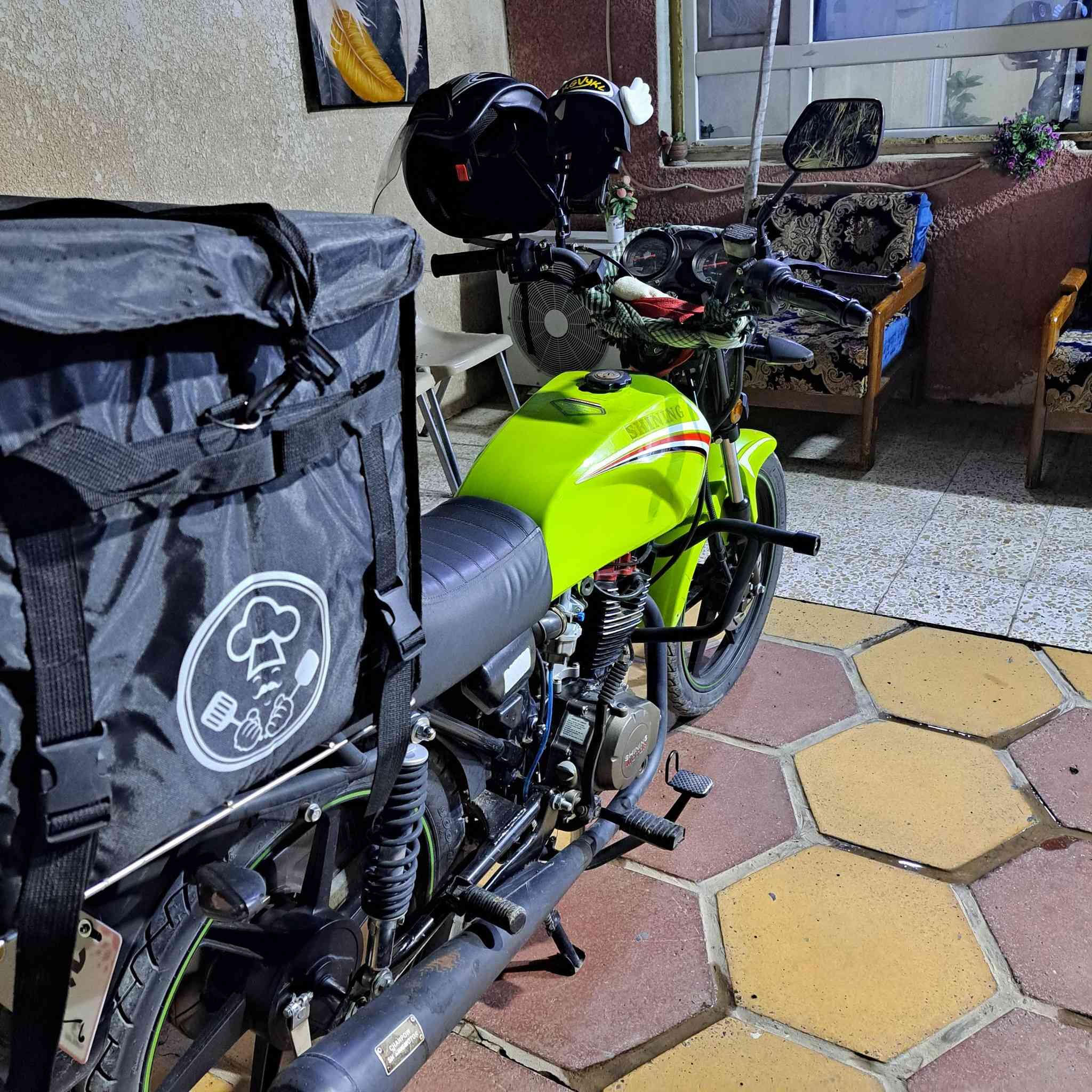 السلام عليكم 
دراجه شاينك للبيع الدراجه جديده ماشيه ٤٠٠٠ ونص 
الدراجه كفاله عامه وين متريد وديه الدراجه ما ممدوده عليه سبانه وما مشتغله دلفري ابد الصندوق جماليه أين نقص ماكو بس الباتري ضعيف سلف هندر بأي وقت مكان ديالى بعقوبه الرقم ***********
