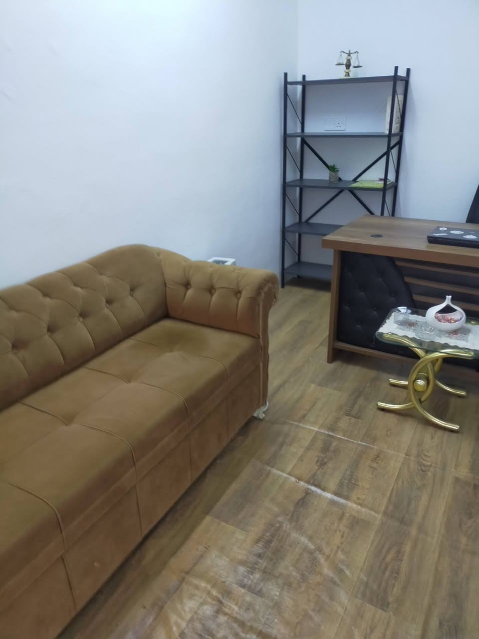 غراض مكتب للبيع الاتصال على ***********
