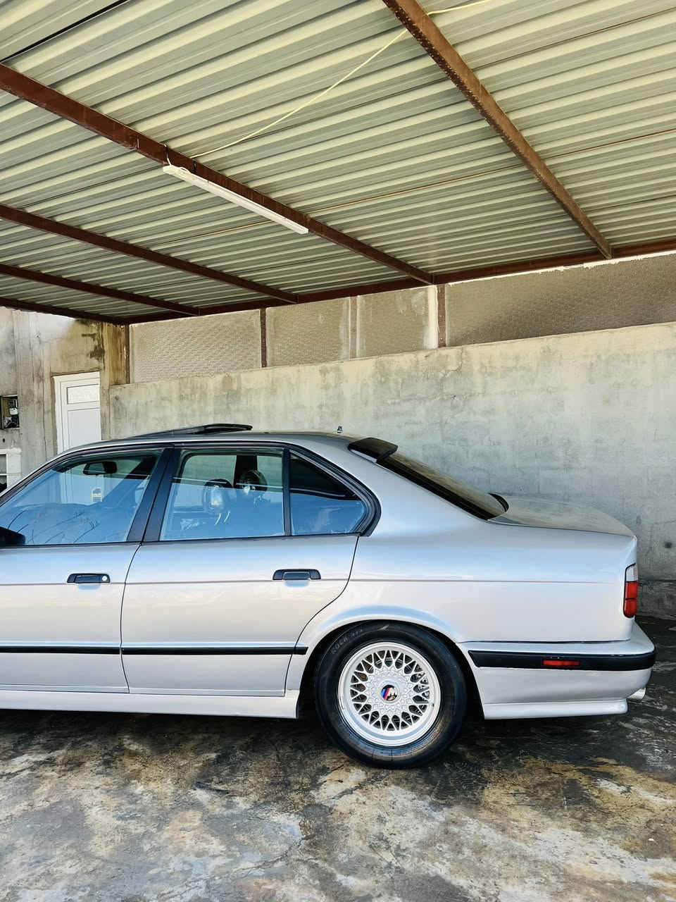 BMW 1991 525Ai
فول مواصفات 
سلايد ته بريت
چوار جام كارابي
لايت ئلقه پئش گه وره 
ده عامي M
سبوغ عامه لؤجواني 
جه مپه كي پشتي هه يه 
پئشي كه پسه 
ته خم پئشي هه موي تازه گؤريه 
10وه ره قه ونيو غرامه ي له سه ره 
دواي معامه له ده تده مه وه
ته عويل وه كاله به شه رت 
گئرو مه كينه به شه رت 
***********
