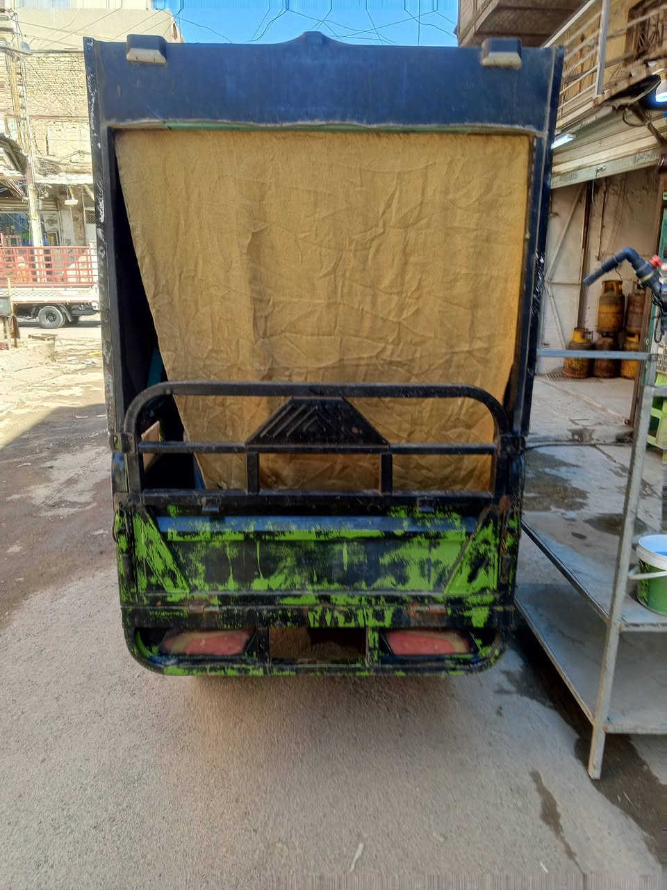 السلام عليكم ورحمه الله وبركاته من رخصه السيد مدير الكروب المحترم ستوته شحن شغاله ب750 شارع السعدون رقم الهاتف ***********
