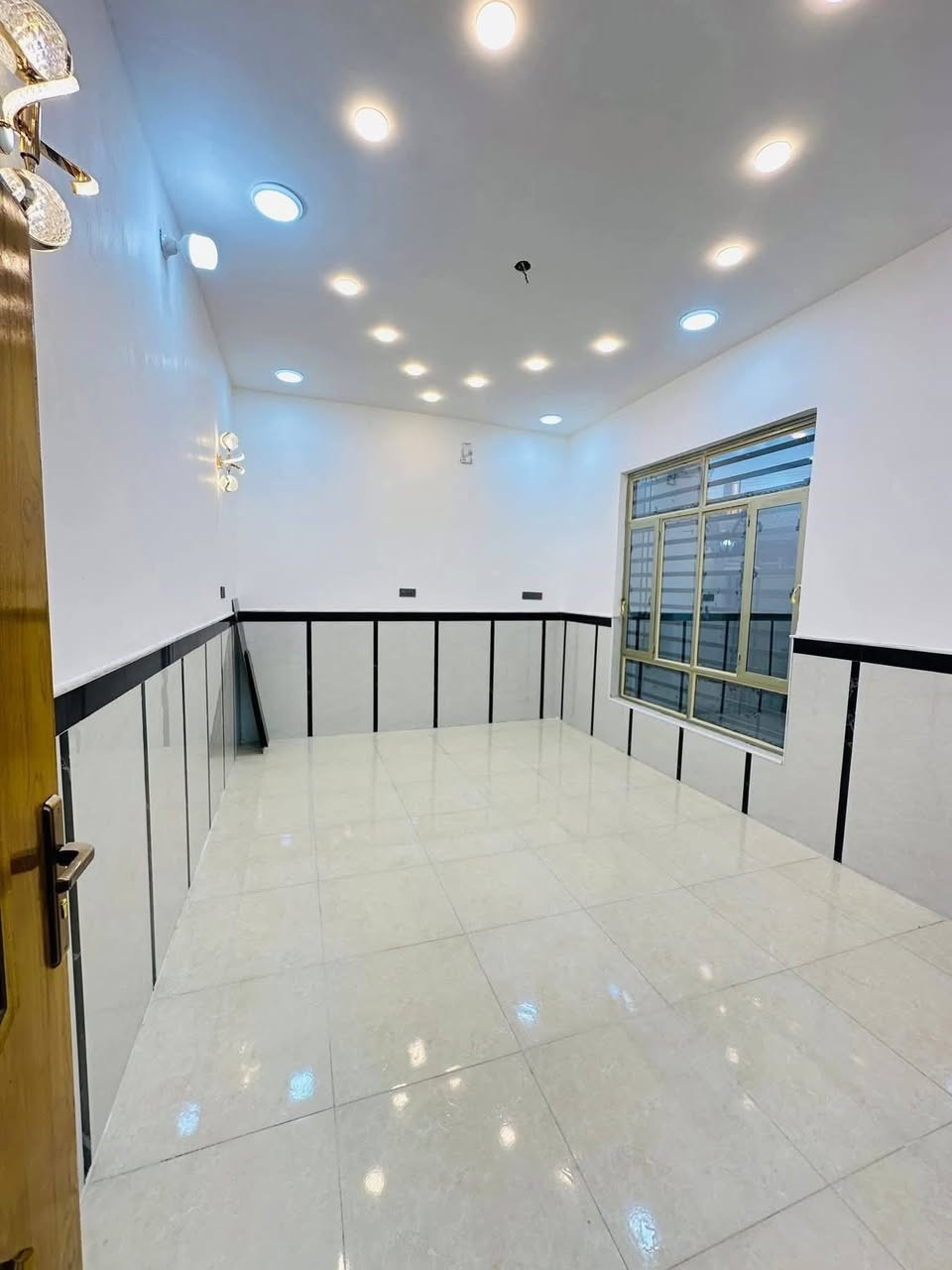 السلام عليكم
مشتمل للبيع
المساحة 100متر مربق طابق واحد 
الموقع العابرات خلف مدرسة جبل الصبر 
للاستفسار ***********
