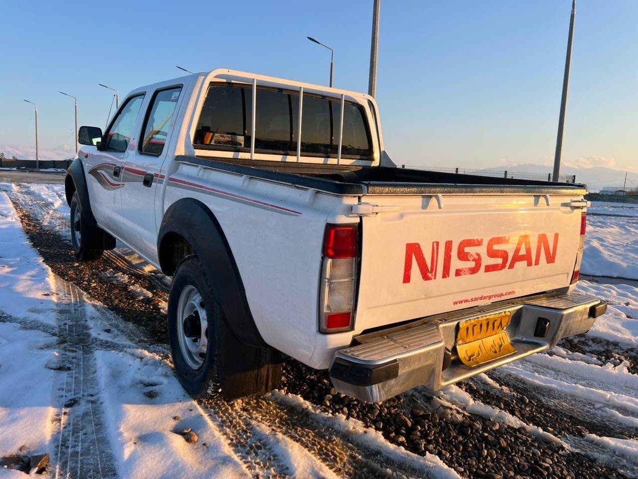 نيسان پيكاب موديل ٢٠١٢ 
مةكينةى نةكراوةتةوة ٢٠٠ هةزار رويشتووة
سةنةوى تاكو ٢٠٢٨ تازةية  
هيچ مةسرةفى نية تايةكانى تازةن 
سةيارةكة زور خاوينة هيجى نية وينةى سونةرم داناوة تةنها يةك پةلة كارت بةسةر بونيتةوةية
سةيارةكة ناوو هةيكةلى زور خاوينة مالى دوستة 

شوين چوارقورنة.       نرخى ١٥٨$ و كةميك مةجال 
***********     ***********
***********     *********** رانية, السليمانية
