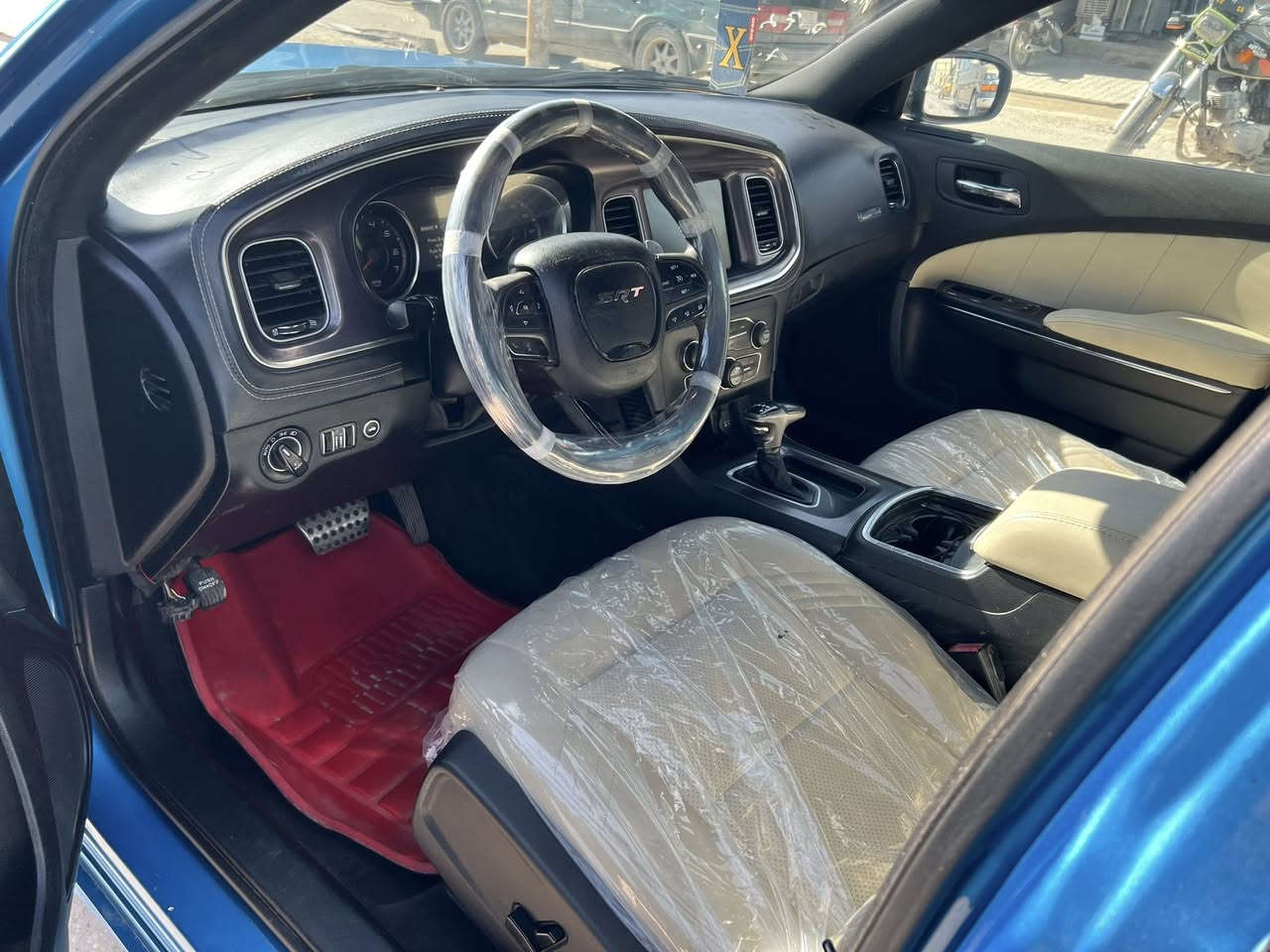 سلام عليكم 
جارجر مديل 2020 اصل لون بحري
فول السياره فتحه شفتات سترن جلد 
مكينه 6 سلندر 
بيه 3 قطع سرقه و الفخذه مبدله جهت السايق بمريكا 
مكان السياره بالنجف الرقم *********** 

السعر 153 وبيه مجال
