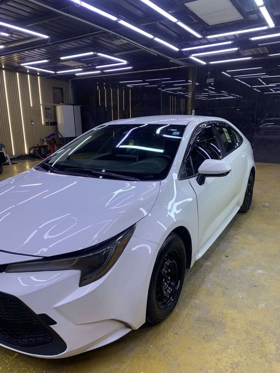 تيوتا كورلا 20 LE ياباني اصلي رقم بغداد الجديد الانكليزي مكينة 1800 المرغوب باسمي تحويل مباشر 
نظام ايكو اقتصاديه حادث خلفي وبابتين 
مواصفات اوتوهولد - هاند بريك دكمه _ نظام تزحلق _ شاشه معربه +كامره دواره _ وبيها هواي مواصفات بعد
 تبريد ثلج ❄️ مكينه وكير خير من الله 
باسمي تحويل مباشر 
لون ابيض ماشيه 118 
مابيها اي نقص 
السعر 119 وبي مجال بسيط 
بغداد الكرخ حي العامل 
واتساب ***********
