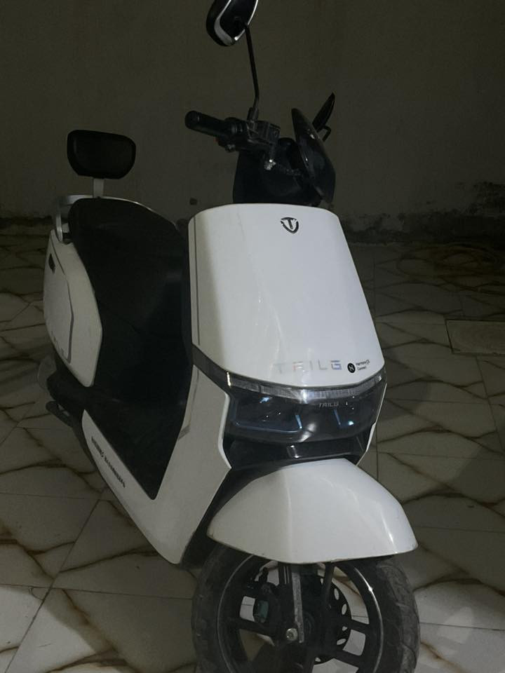 السلام عليكم
دراجة نوع تالك أسم الطراز16F  موديل2024
6 بطاريات بحاله جيده
3 سرع السرعه الكامله 60كم 
والمسافه تمشيك اكثر من 50 كيلو متر 
الدراجه جيده بيها مشاكل بسيطه الي هيه السكليتر راخي وديخلي الدراجه تمشي وحدها بس هيه كلش طبيعيه ومثل ماموصحه المشكله بالفيديو 
والمشكله الاخرى هي دكمه الهورن والP بيها سبرنك مموجود ونضام البارك مديشتغل (هو سابقاً يشتغل لكن اني اخذت السبرنك وخليته للهورن لأن اهم) وثنينهم ميكلفن وهم بيها كم شخطه كذلك 
الدراجه شوفه عينكم 
للتواصل ***********.
