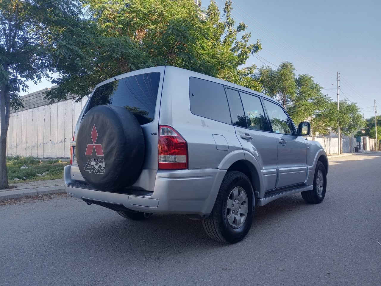پاجیرۆ 2006   GLS 
خــلــیـجــی نـــمــونـــــەی پـــــاکی ســـفـــری شــەریـکـە
تــحـــویـل ئەســـڵی ڕەقـــەم ســـلێـمـــانی ســــەنــەوی تـــــا 2029 تـازەیـە بەنـــاوی خــۆمــانـــەوەیـــە
بــــێ بــــۆیـــاخ بـــێ شوخــــت بـــێ کــــرانـــەوە قەتـــرە کــاڵـــبونەوەی نــــیـــە تەنها یەک بــســت کـــەمتر ساردی هەیە 
فـــول مواســــەفـــات گێـــڕ ئـۆتـۆماتیک و عــادی ســێ ڕیـــزکــــوشن تــەبـــریــد مـــەرکـــەزی ABS چـوارجـام
کـــــارەبـــا ئــاوێنە کــارەبــا ئاوێنەی دەخـــەوێــت نـــــاو فـــۆرمــیــکـــا ئارێـڵ کــــارەبــا دەبـــڵ ئـــەکســــــل بەخــــی لایــــت دۆسەی بــیـــلادی گڵۆپی ســـەر دۆسە مەکینە 3000 زۆر بەهەڵــمــەت و اقتصادییە
گـــێــڕ و مــەکــیــنــەو ئەکــســل و دەبڵ ئــەکســل و تەبریدو گــەرمــی و توندوتـــۆڵــی پرسیاری نـــاوێ
چوار تـــایـــەی ئــەســـڵی لــۆکـــی بــۆ بەستراوە
 بـــە هـــــەمــوو مانـــایــەک لــەســەر دەقـــی شـــەریـــکەیـــە و بـــێ مەســـرەفـــە 
ئـــەگــەر ســەیارەکـە نــانــاســیت و مــشـتەری نیت سەری خۆت و ئێمەش مەیەشێنە هەموو شتێک نوسراوە
نرخـــی ۹۷ وەرەقە         شوێن/ هەڵەبجەی شەهید
***********
