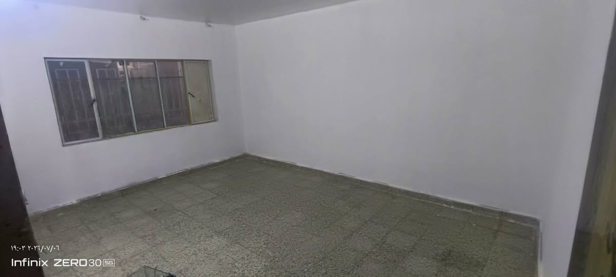 دار طابق ثاني للايجار مساحه 200 متر اول فرع السوك محله 895 خلف الشارع التجاري يحتوي على غرفتان وصاله ومطبخ وصحيات ودرج خارجي مغلف سعر الايجار 500 الف 
للاستفسار الاتصال على الرقم ***********
