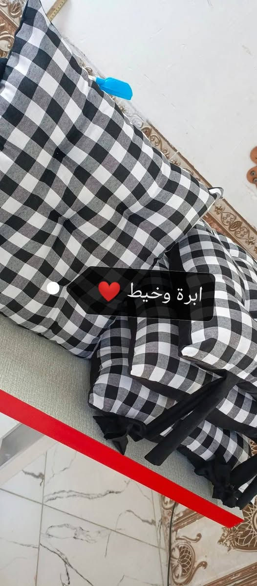 هذا السيت الجميل سعره 30 الف 
رنر +4 كوشات ديباج اماراتي+4 فيونكات للكرسي 
نوع القماش كاروهات اماراتي درجة أولى قطن 
متوفر بلون احمر فقط عليه عرض تخفيض  تركتلكم صورته بالمنشور


**إذا كنت صاحب هذا الإعلان وتريد حذفه لأي سبب، رجاءا أرسل رسالة إلى الدعم الفني**
