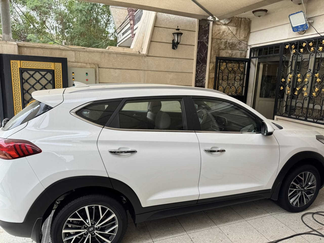 السلام عليكم عندي توسان موديل ٢٠١٩ ماشيه ٥٦ الف بعدها بحاله الزيرو كله على وضع الشركه حتى تبديل الدهن بالشركه مكفووله  مواصفات بصمه و شاشه و حساس امامي خلفي و لد امامي و قطعتين تبريد و كرسي كهرباء السعر ٢٠٣ و بي مجال كلش قليل ***********
