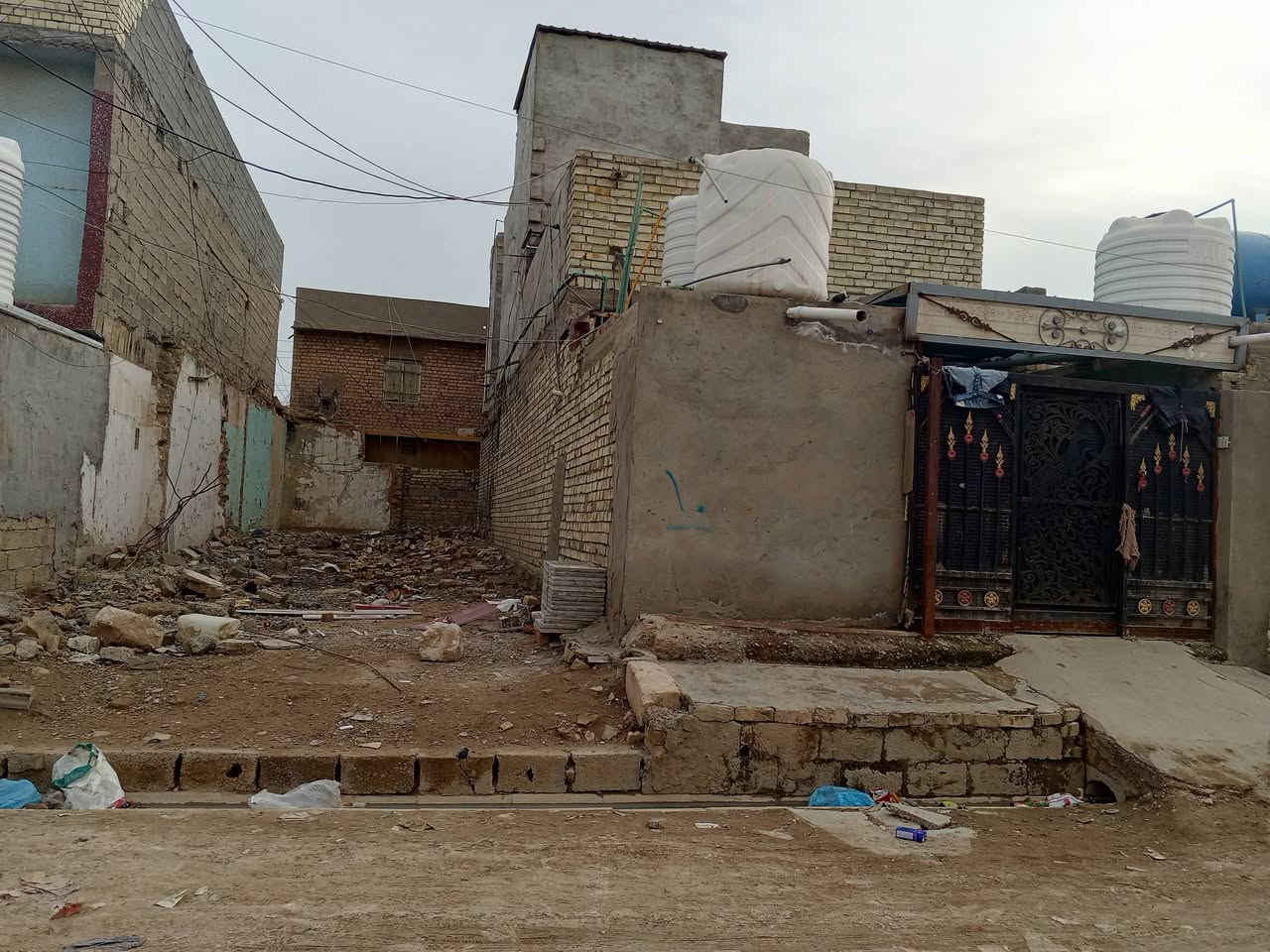 السلام عليكم
بيت نص قطعه قاط ونص بناء حديث جاهز من كلشي معا نص قطعه 100متر لبيع قرب ضياء العتابي بضهره مباشرتن سابع بيت سعر خاص ستفسار ***********
***********
