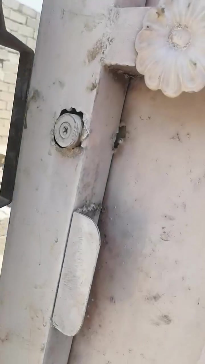 السلام عليكم بيت للبيع مساحته 100متر مربع 10.10مكاني حاوي العباس حي الصدرين سعر البيت 12مليون أو بيه مجال قليل تفاصيل البيت كدامك الشراي بيه خير ويدلل هاذه رقمي ***********.
