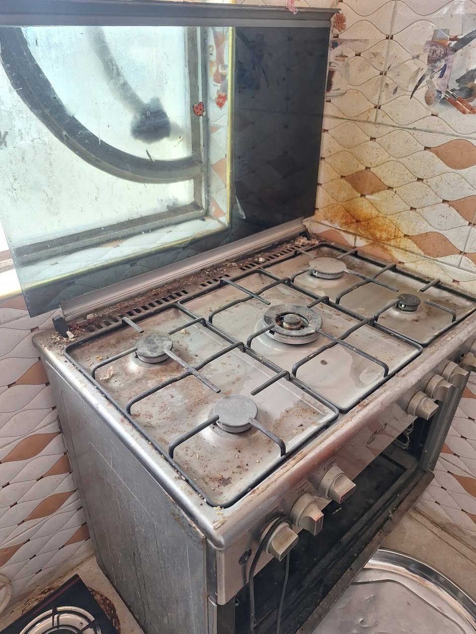 غراض مستخدمه للبيع 
ثلاثة تجميد فول ب٣٠٠
طباخ ١٥٠ 
غسالة ١٥٠ 
سنك ٧٥
للأتصال ***********
