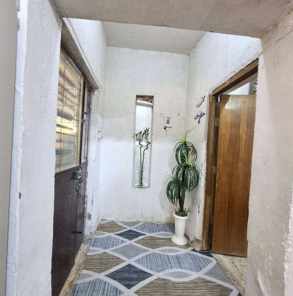 بيت للبيع 
طابق واحد 
مساحة ٢٠٠ 
بناء قديم (عكادة )
الحسينية  الخمستالاف 
قرب السوق الكبير (سوق الكراج )
للاستفسار الاتصال ***********
