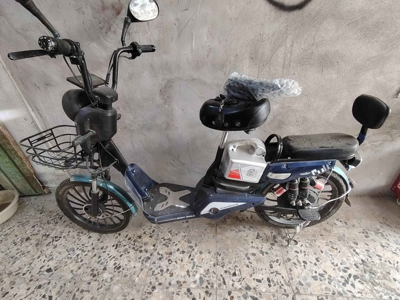 سلام عليكم دراجه حجم 20 نظيفه جدا .
4 بطاريات على الفحص تأخذهن ضمان .
تشغل بصمةَ.َ كشن قلاب َلايت عالي ناصي اشاره يمين يسار .
السعر 300.
مكاني ابو غريب مجاور مجمع بدور بغداد السكني .
***********
*********** متوفر واتساب
