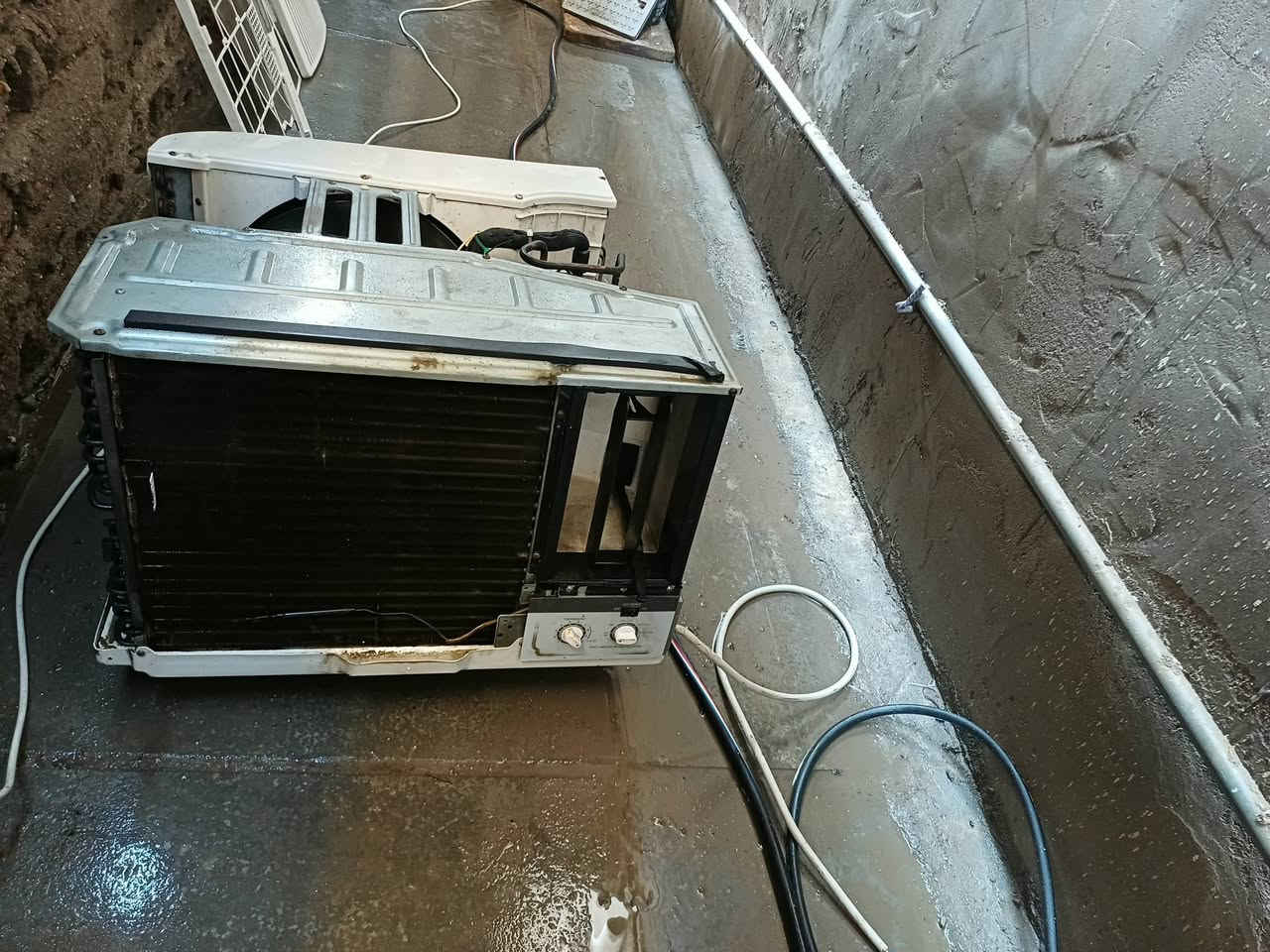 مكيف وستن طن ونص نظيف سعره ١٢٠ وبيه مجال قليل عنوان قبله هاتف ***********
